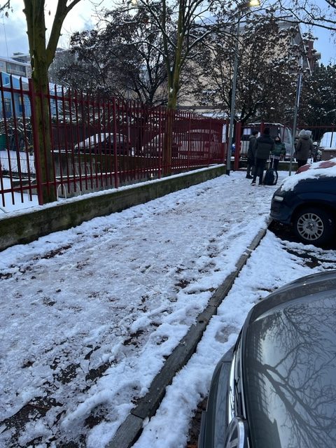 Collegno: neve ghiacciata davanti a scuole e marciapiedi, cittadini preoccupati